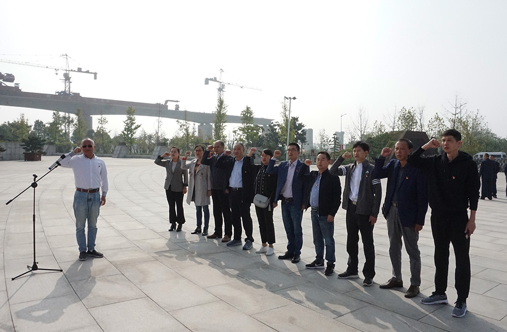 公路工程處黨支部組織黨員到烈士陵園 接受革命傳統(tǒng)教育