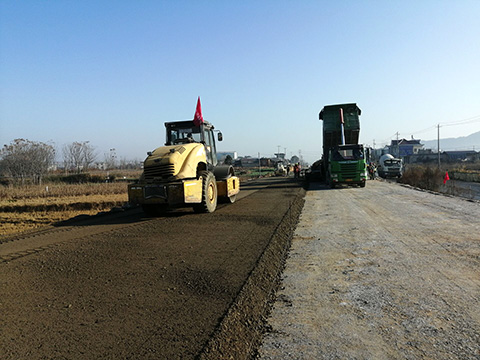 G530一級公路底基層水穩(wěn)開始施工