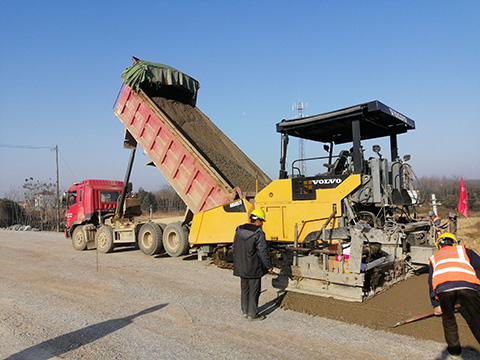 G530一級公路底基層水穩(wěn)開始施工