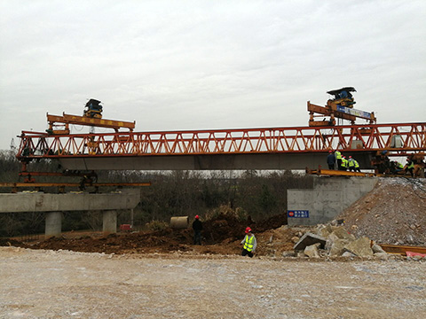 G530一級公路改建工程第一片箱梁架設(shè)
