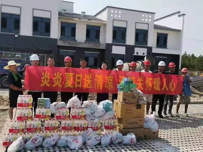 市交控集團(tuán)慰問范崗服務(wù)區(qū)高溫作業(yè)一線工人